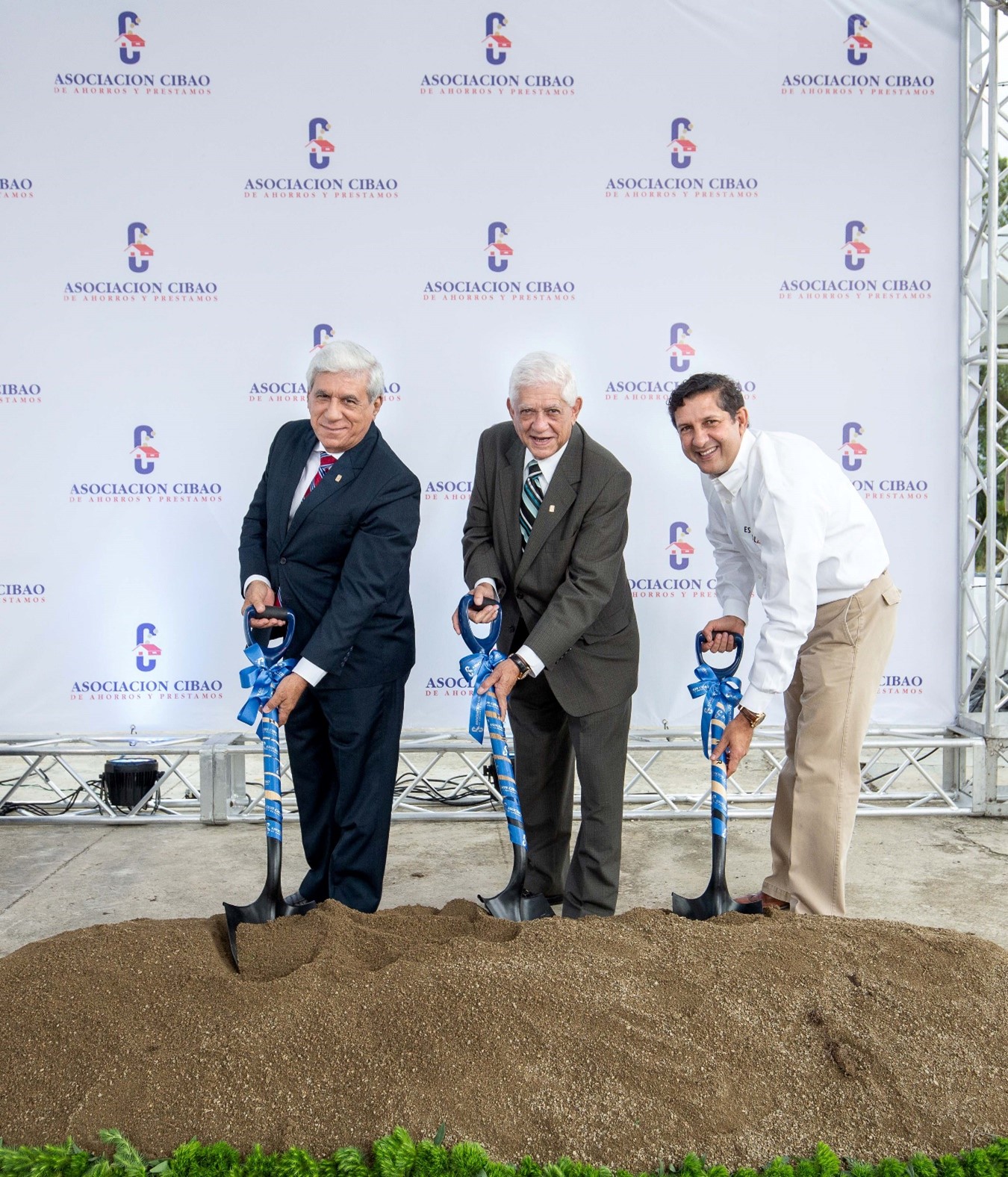 ASOCIACIÓN CIBAO INICIA CONSTRUCCIÓN DE EDIFICIO COR...