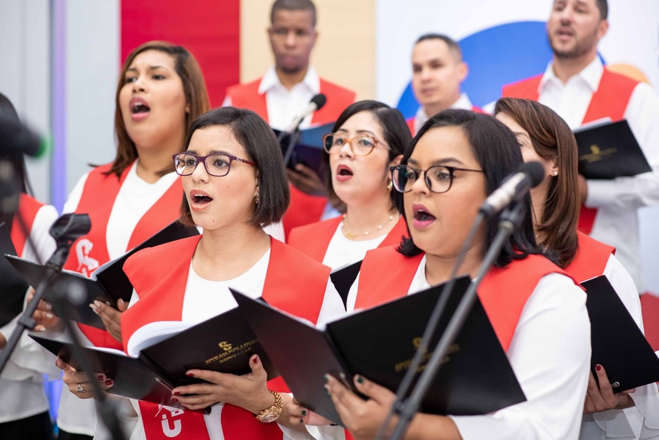 LOS AGUINALDOS DE LA ASOCIACIÓN CIBAO CON EL CORO A...