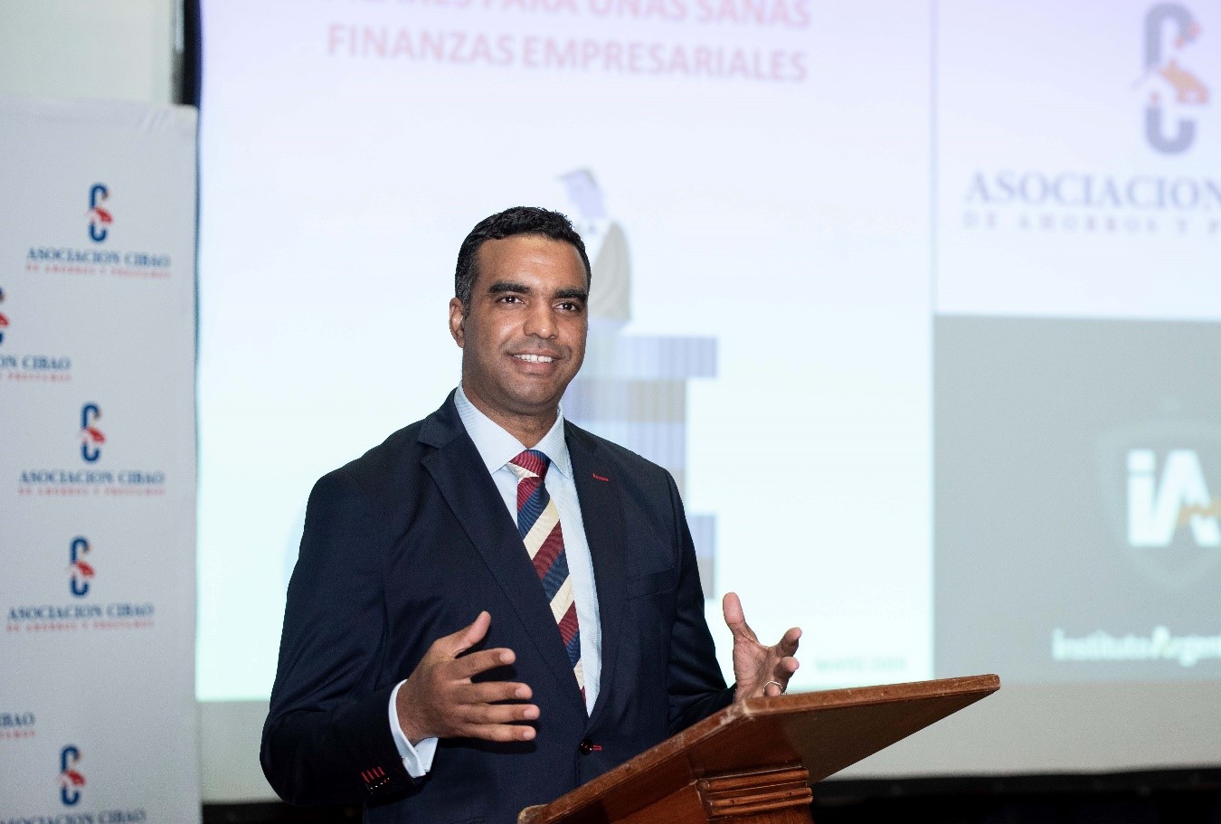 PEQUEÑOS COMERCIANTES RECIBEN CONFERENCIA SOBRE FINA...