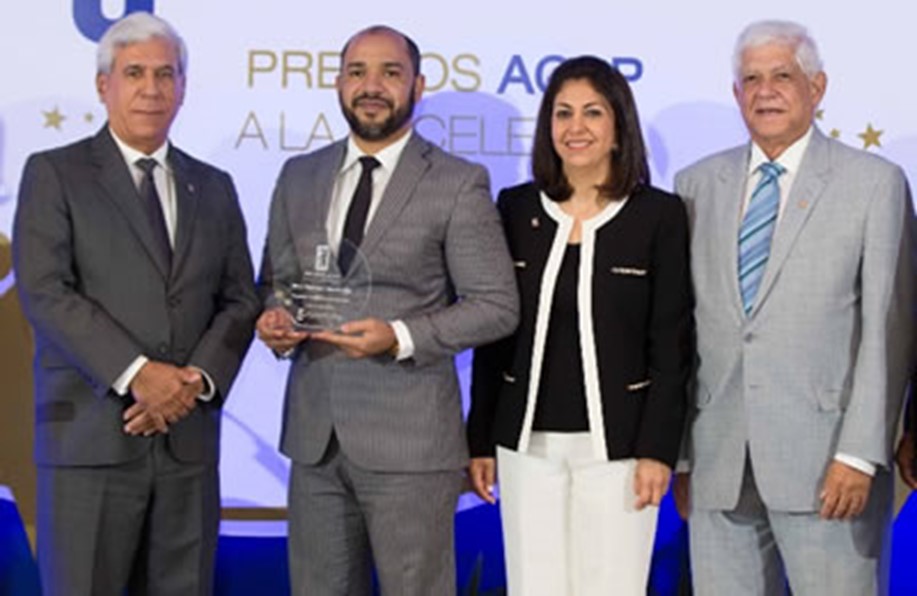 ASOCIACION CIBAO PREMIA LA EXCELENCIA DE SU GENTE